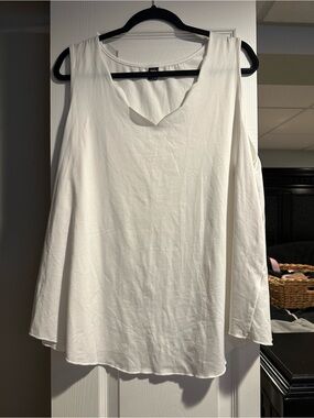 SHEIN White Sleeveless V-Notch Flowing Tunic Top